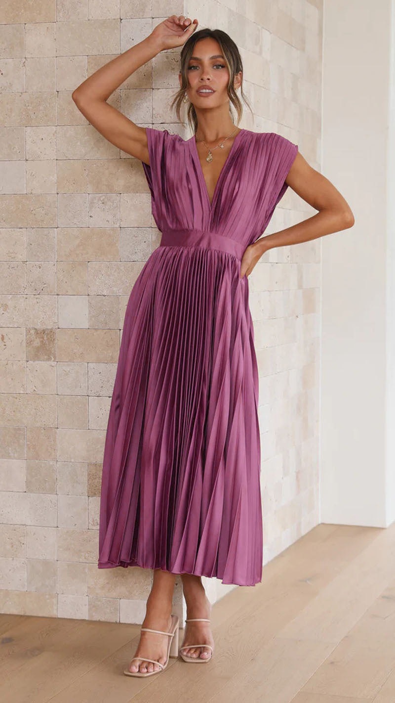 Épure Féminine – Robe Légère Col V et Plis Délicats