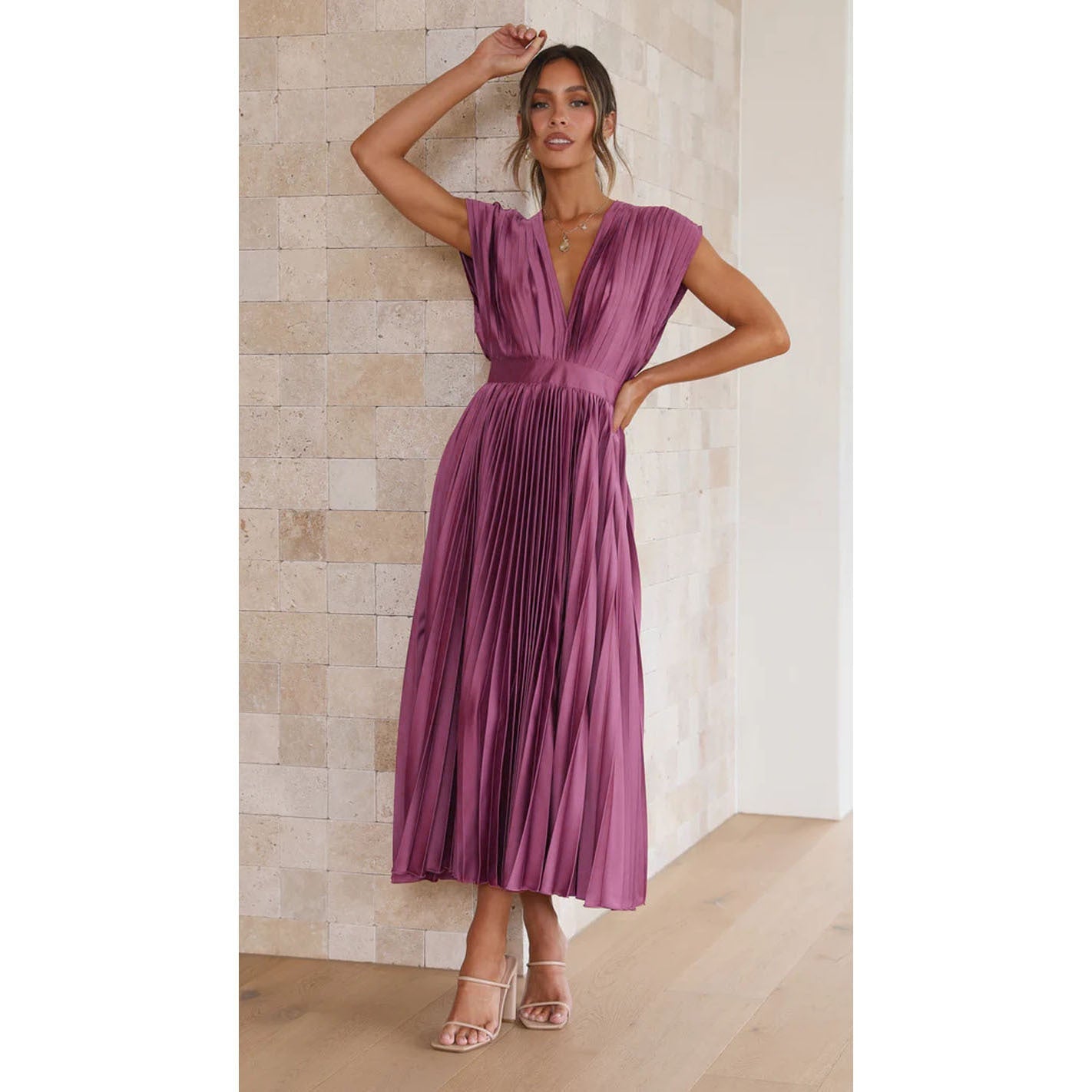 Épure Féminine – Robe Légère Col V et Plis Délicats